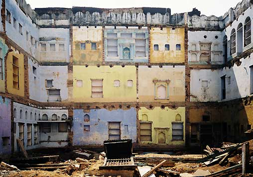 廃墟：Varanasi, INDIA